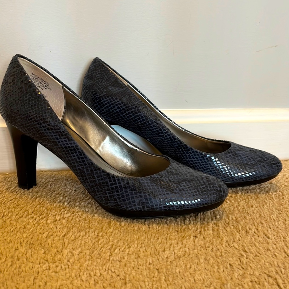 Anne Klein Blue and Black Snakeskin Print iFlex Heels- size 9.5